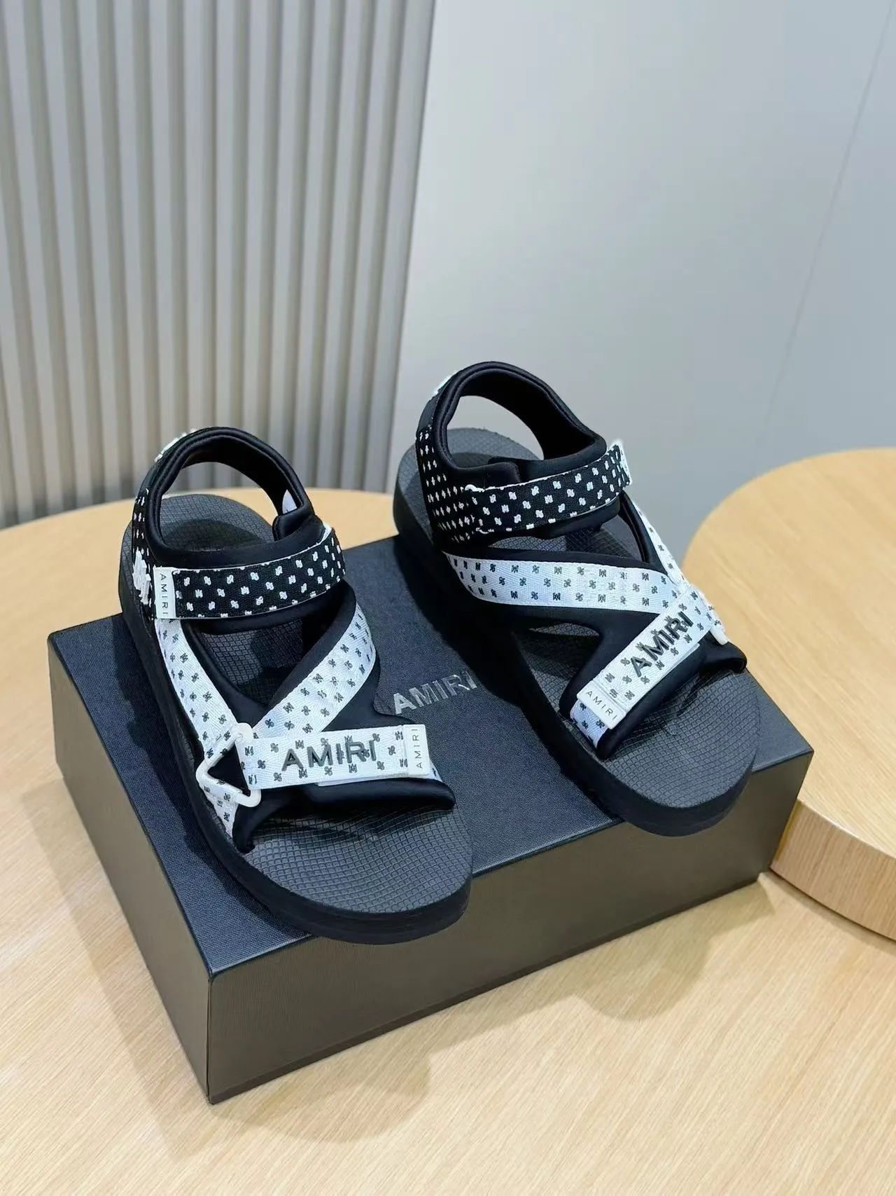 [AMIRI*AMIRI] P:500💰 Size: 39-45 Official website new original version 1:1 AMIRI*AMIRI classic men's sandals, high-end boutique, original material, TPU foam bottom, fine workmanship, casual, loose and comfortable, a must-have in summer.